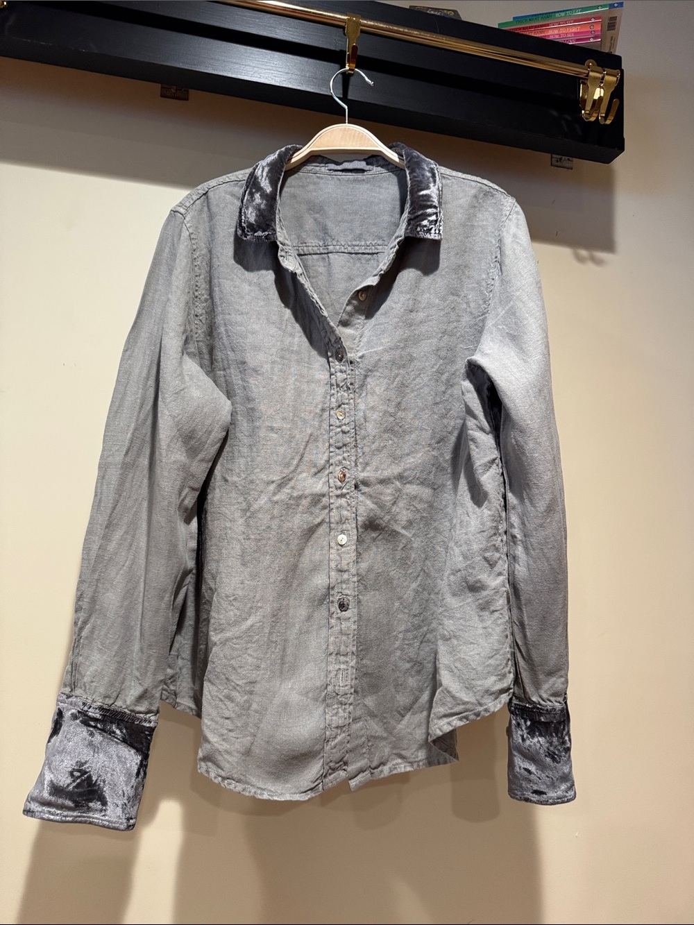cut loose Light Gray Button-Up Shirt with Velvet Collar & Cuffs